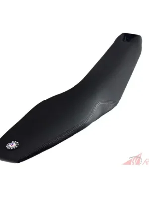 Kompletní sedlo Seat Concepts Comfort XL | KTM (2022) SX-F Factory Edition | (2023+) XC/SX/SXF/XCF | (2024+) EXC/EXCF/XCW/XCFW- Kompletní sedlo/Možnosti potahu: Black Carbon Fiber Sides / Black Sandpaper Top - Černé prošívání Expresní Doručení