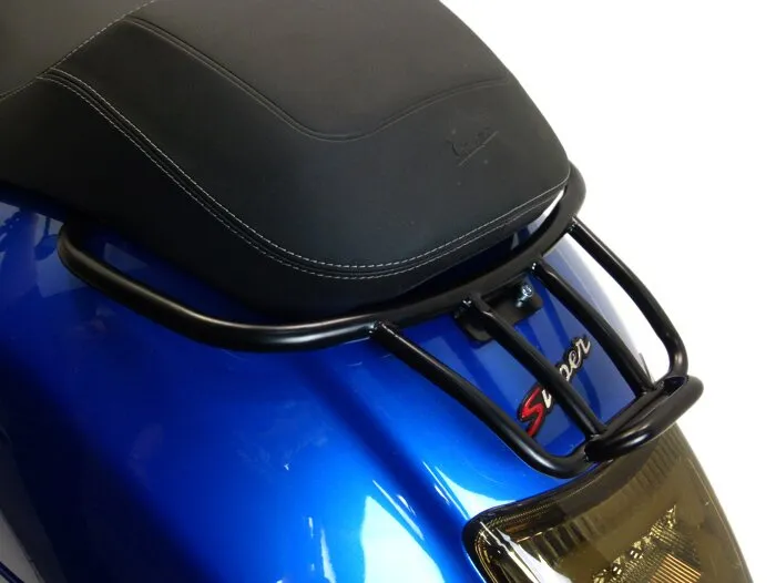 Aktuální Zadní nosič zavazadel Moto Nostra černý matný s madlem pro spolujezdce pro Vespa GT, GTL, GTV, GTS, GTS Super, GTS HPE, GT60 125-300ccm