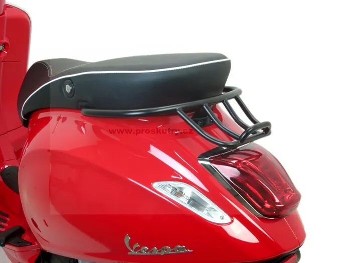 Zadní nosič zavazadel Moto Nostra s madlem pro spolujezdce pro Vespa Primavera 50 Víkendová Akce
